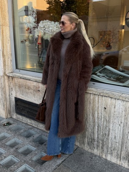 Hnedý dlhý kožušinový kabát Imperial s opaskom a nadýchanou textúrou.