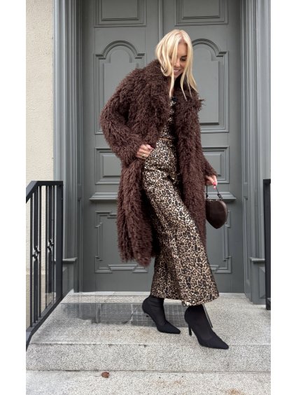 Dlhý moro hnedý kožúšok s nadýchanou textúrou na žene v zimnom outfite.