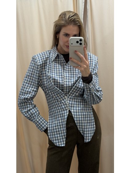 Bledomodrá károvaná slim košeľa zvýrazňujúca pás a ramená.