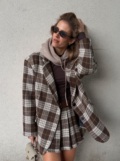 Hnedé oversized karo sako v krémovo-hnedých tónoch na žene v jesennom outfite.