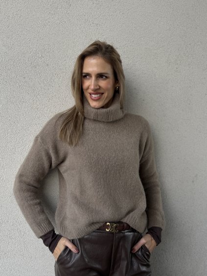 Pieskový oversize rolák z baby alpaky na žene v zimnom outfite.