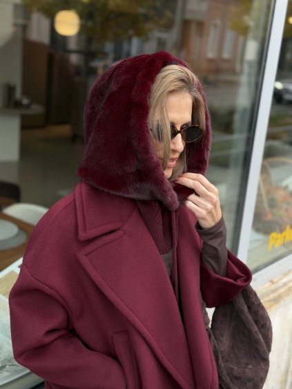 Burgundy balaklava s luxusnou hladkou textúrou na žene v zimnom outfite.