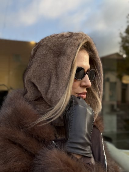 Balaklava v odtieni taupe z hebkého materiálu, nosená v zimnom elegantnom outfite.