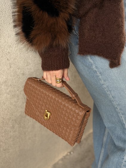 hnedá prepletaná mini kabelka so zlatým zapínaním a krátkym uškom v talianskom štýle