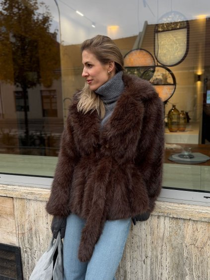 hnedý krátky kožuch s opaskom a hebkou textúrou v elegantnom zimnom štýle