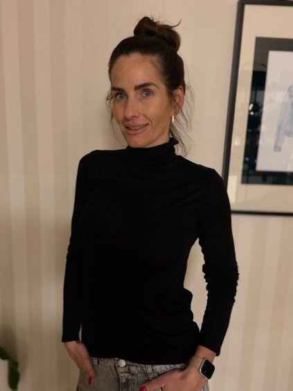 čierny tenký rolák s hladkou pleteninou a jemným podielom kašmíru v talianskom štýle