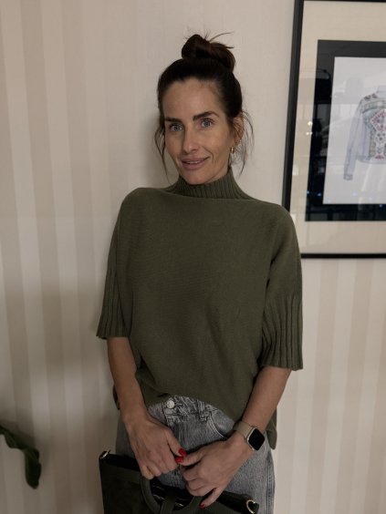 khaki zelený sveter s rebrovanými rukávmi a jemným stojáčikom v talianskom štýle