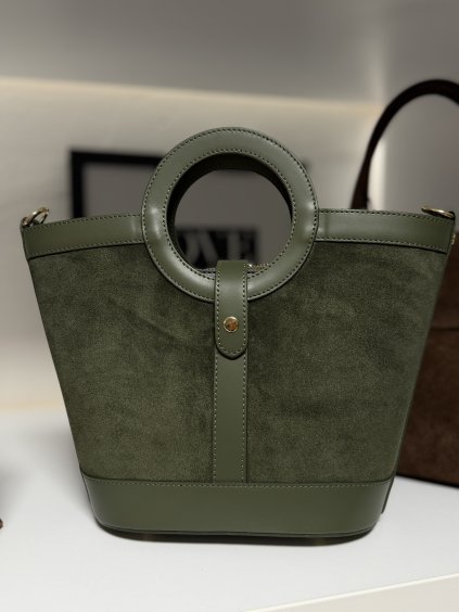 olivová kožená kabelka s okrúhlymi rúčkami a kontrastnou brúsenou textúrou v talianskom štýle