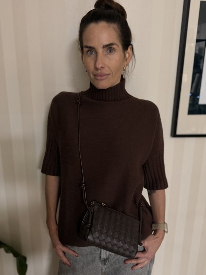 tmavohnedý sveter s jemným stojáčikom a rebrovanými rukávmi v talianskom elegantnom štýle