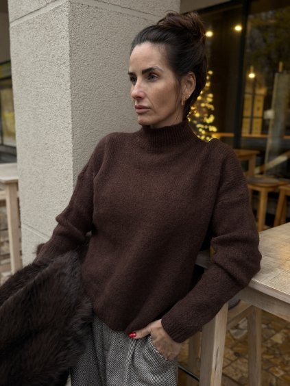 tmavohnedý hrubý polorolák z nadýchanej alpaky s jemným stojáčikom v talianskom štýle