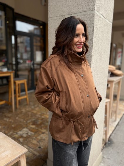 Hnedá prechodná bunda s jemným sťahovaním v páse v modernom mestskom štýle