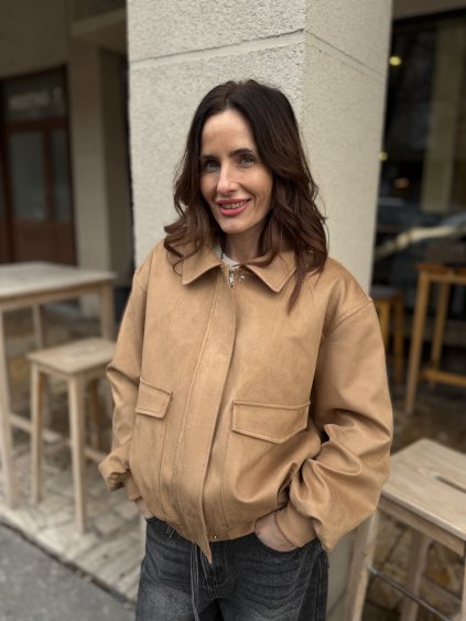 Camel bomber bunda z jemného brúseného materiálu v modernom mestskom štýle