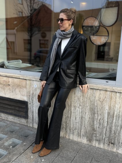 Čierne flare nohavice s jemným leskom v elegantnom mestskom štýle