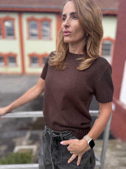 Hnedý dámsky pletený top s krátkym rukávom, elegantný čokoládový sveter