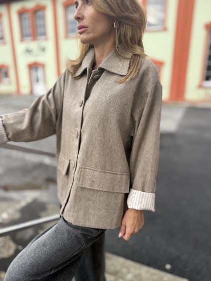 Hnedá oversize bunda v štýle saka z hladkého materiálu na jesenné outfity
