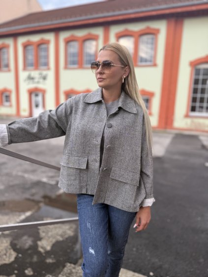 Sivá dámska bunda v štýle saka s gombíkmi a vreckami na jesenné dni