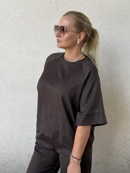 Hnedý dámsky oversize top s krátkym rukávom a jemným leskom, ideálny pre elegantné aj ležérne outfity
