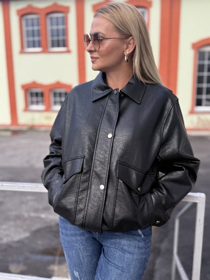 Čierna dámska koženková bunda s golierom a vreckami v oversize strihu