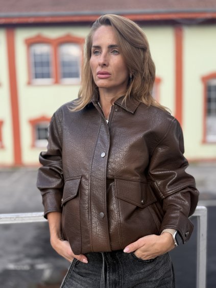 Hnedá dámska koženková bunda s golierom a vreckami v modernom štýle