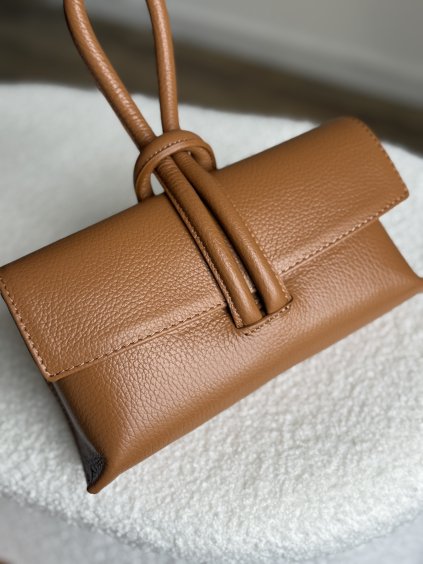 Camel kožená mini kabelka s uzlovým držadlom, elegantná a minimalistická na deň aj večer