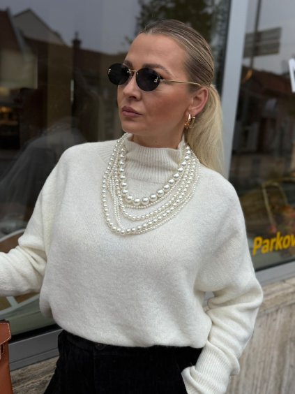 Biely dámsky moherový sveter s dlhým rukávom, jemný a nadýchaný materiál