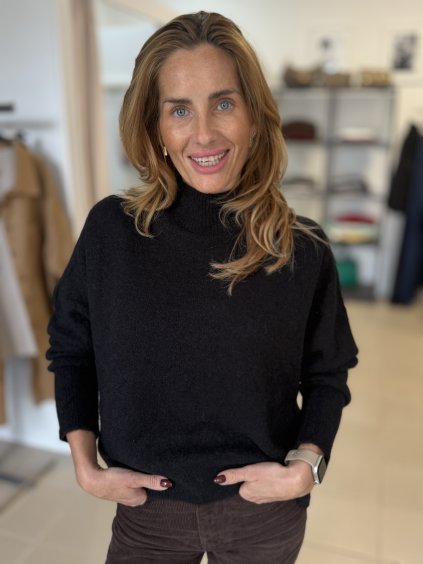 Čierny dámsky sveter z moheru s dlhým rukávom a rolákom, elegantný minimalistický outfit na jeseň a zimu.