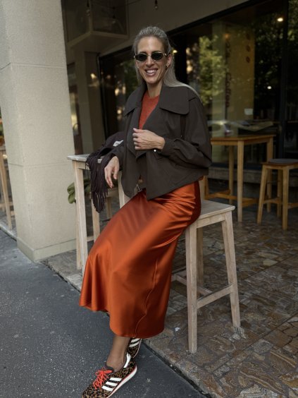 Krátka hnedá bunda s golierom, elegantná dámska bunda v jesennom štýle