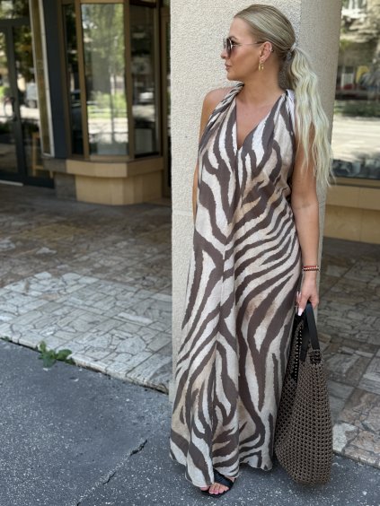 Dlhé dámske šaty s hnedým zebra vzorom, hlbokým výstrihom a voľným strihom pre letný outfit