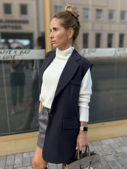 Tmavomodrá dámska vesta s predĺženým strihom a klopami, elegantný minimalistický štýl