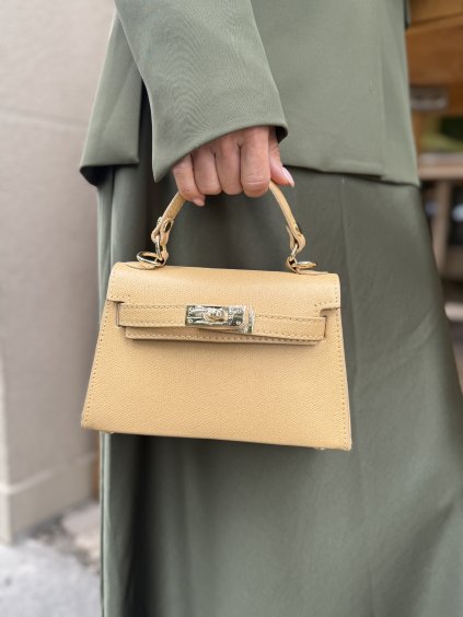 Krémová kožená mini kabelka so zlatým zapínaním a pevným držadlom v elegantnom štýle