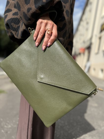 Olivovo zelená kožená listová kabelka s preklápacím uzatváraním, elegantná na večerné príležitosti