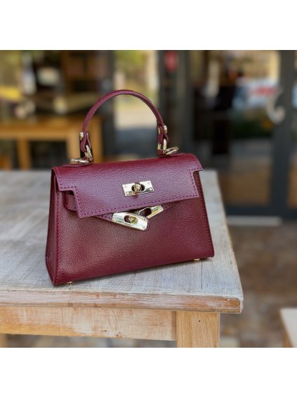 Bordová kožená mini kabelka so zlatým zapínaním, elegantný doplnok v burgundy odtieni