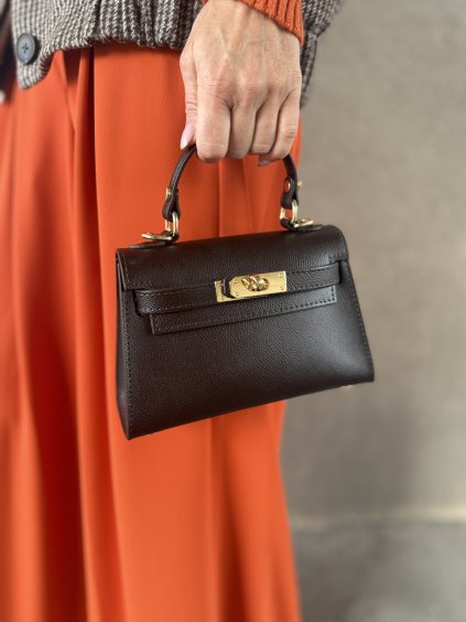 Tmavohnedá kožená mini kabelka so zlatým zapínaním, elegantná a univerzálna na deň aj večer
