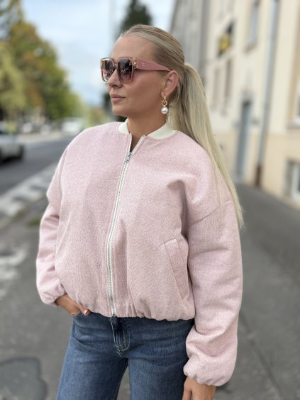 Ružová bomber bunda s elastickým pásom – elegantný mestský štýl pre ženy