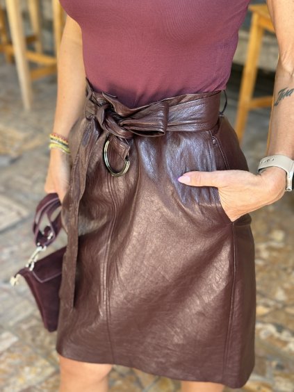 Bordová sukňa z eko kože s opaskom – elegantný jesenný štýl pre ženy