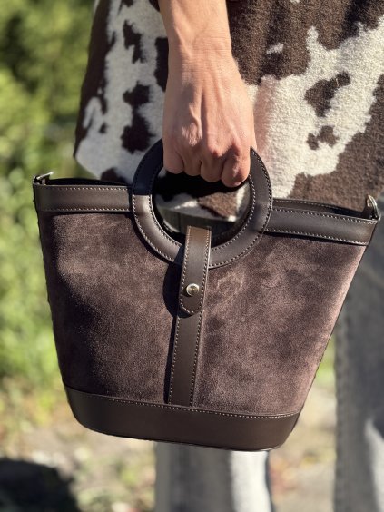 Tmavohnedá kabelka z brúsenej kože s okrúhlymi držadlami – elegantný doplnok k jesennému outfitu