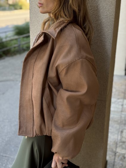 Karamelová bunda z brúsenej kože s golierom a elastickými lemami – elegantný jesenný outfit