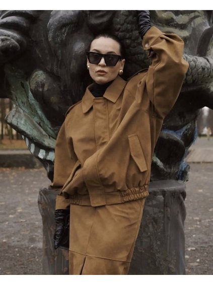 Hnedá koženková oversize bunda s elastickým pásom – elegantný jesenný kúsok z eko-kože