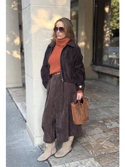 Tmavohnedá manšestrová bunda s golierom, kratší voľný strih, elegantný jesenný outfit