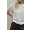 Biely sveter z moheru a vlny s krátkym rukávom, elegantný ženský outfit.