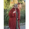 Dlhý oranžový kožuch s kučeravou textúrou, taliansky dizajn, elegantný jesenný outfit pre ženy.