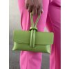 Zelená mini kabelka z mäkkej kože, výrazný farebný akcent v modernom outfite.
