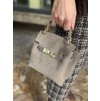 Mini kabelka z brúsenej kože v odtieni taupe so zlatým zapínaním, elegantný taliansky štýl.