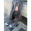 Tmavohnedá prepletaná kabelka s mäkkou štruktúrou, elegantný taliansky dizajn pre moderný outfit.