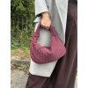 Burgundy prepletaná kabelka z brúsenej kože, elegantný akcent k jesennému outfitu.