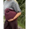 Burgundy prepletaná kabelka z brúsenej kože, elegantný akcent k jesennému outfitu.