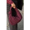 Burgundy prepletaná kabelka z brúsenej kože, elegantný akcent k jesennému outfitu.