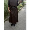 Tmavohnedá koženková midi sukňa Imperial s opaskom, elegantný ženský outfit.