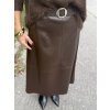 Tmavohnedá koženková midi sukňa Imperial s opaskom, elegantný ženský outfit.