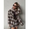 Hnedé oversized karo sako v krémovo-hnedých tónoch na žene v jesennom outfite.